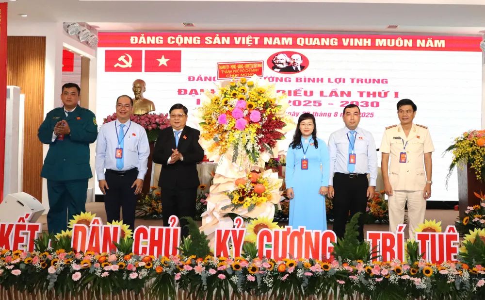 Đồng chí Nguyễn Chí Trung tặng hoa của Thành ủy - HĐND - UBND - Ủy ban MTTQ Việt Nam TPHCM chúc mừng đại hội