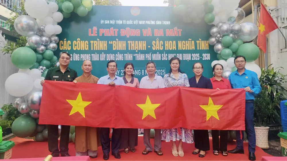 Trao cờ Tổ quốc đến người dân