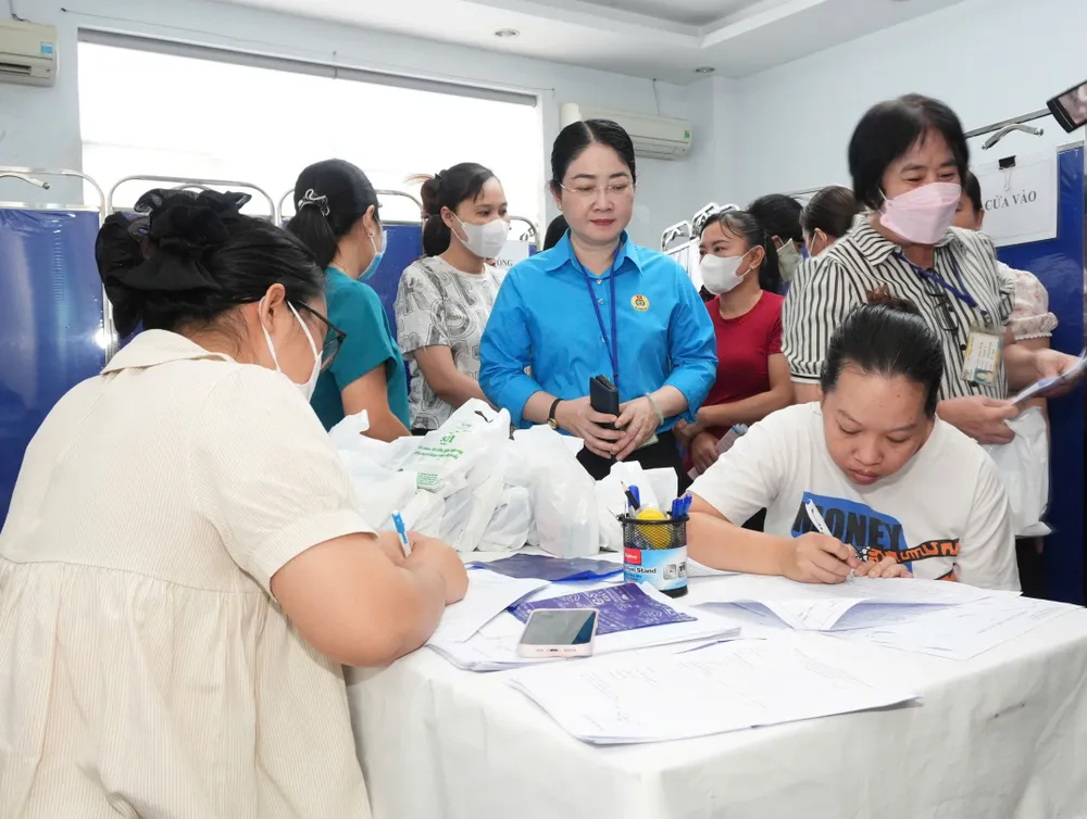 Nữ công nhân điền thông tin để được kiểm tra sức khỏe, tầm soát ung thư tại chương trình