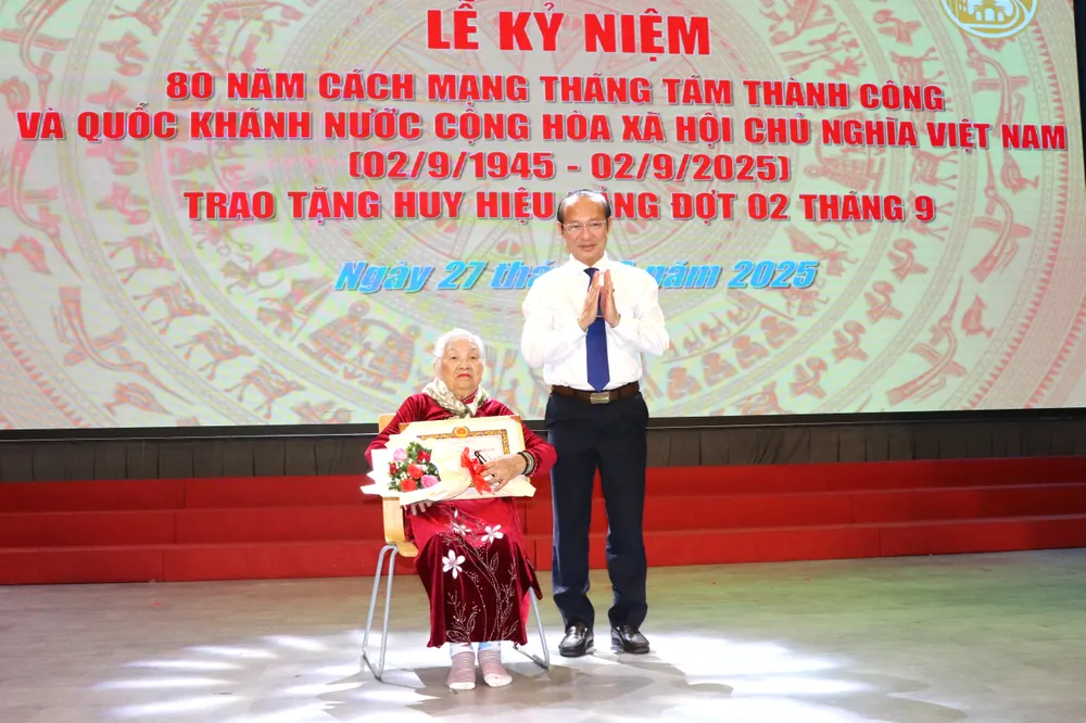 Chủ nhiệm Ủy ban Kiểm tra Thành ủy TPHCM Võ Văn Dũng trao Huy hiệu 80 năm tuổi Đảng đến đồng chí Nguyễn Thị Phúc