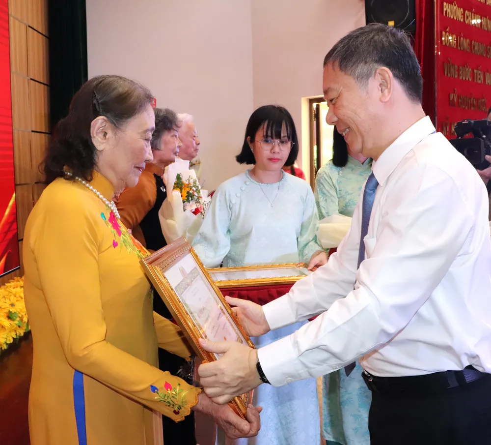 Trưởng Ban Tuyên giáo và Dân vận Thành ủy TPHCM Dương Anh Đức trao Huy hiệu 60 năm tuổi Đảng đến đảng viên