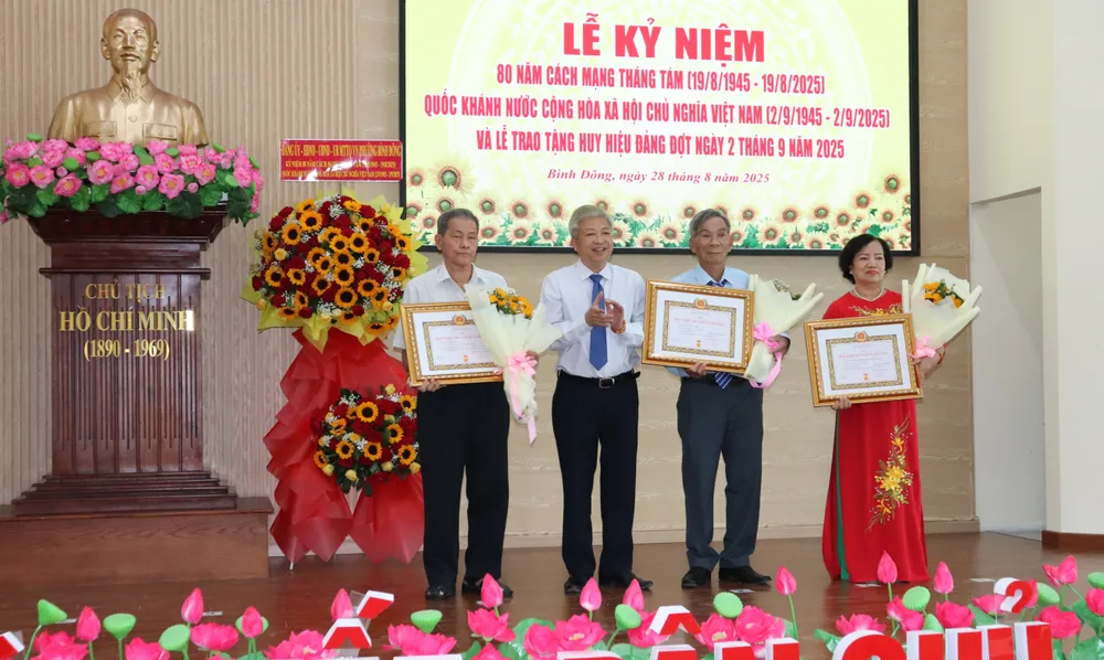 Bí thư Đảng ủy phường Bình Đông Võ Thành Khả trao Huy hiệu Đảng đến các đảng viên