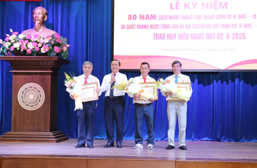 Phó Trưởng Ban Tuyên giáo và Dân vận Thành ủy TPHCM Lê Hoàng Hải chúc mừng các đảng viên nhận Huy hiệu Đảng đợt 2-9