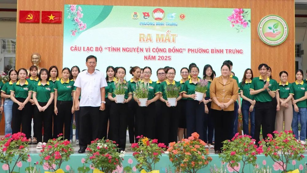 Trao tặng hoa cho các đơn vị để xây dựng công trình “Bình Trưng muôn sắc hoa”