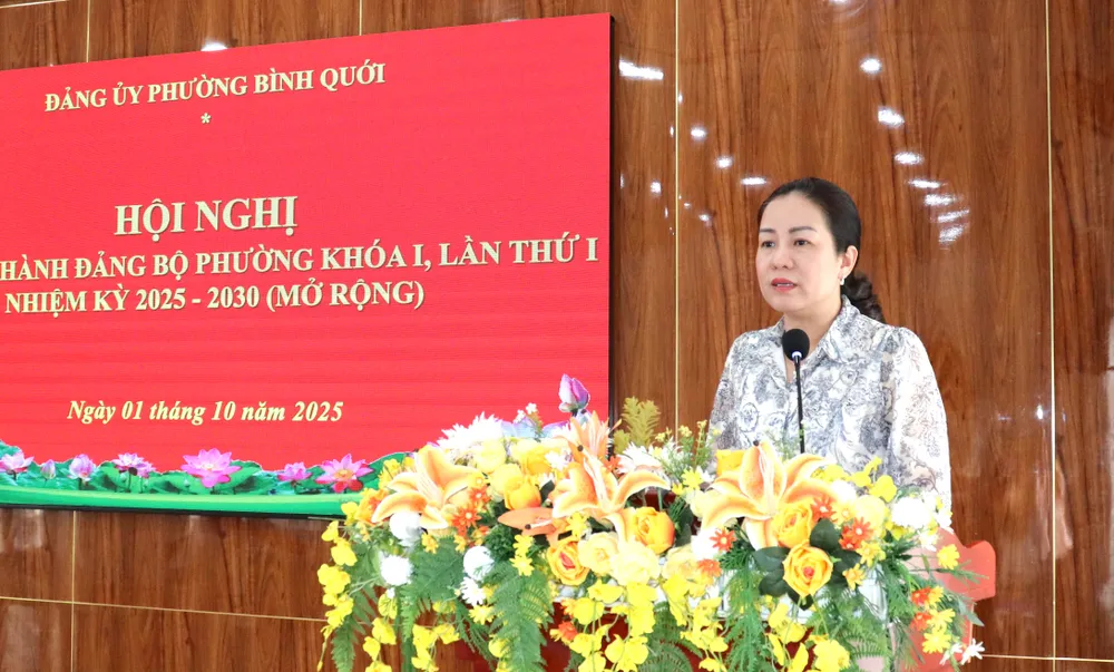 Bí thư Đảng ủy, Chủ tịch HĐND phường Bình Quới Đỗ Thị Minh Quân phát biểu tại hội nghị