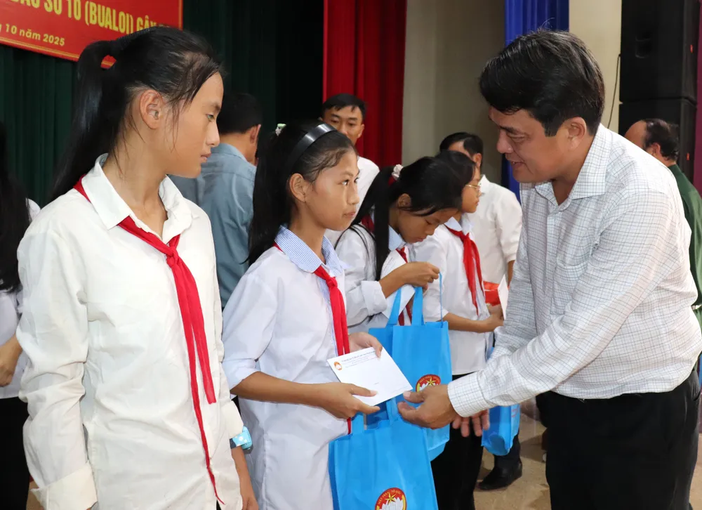 Đồng chí Bùi Thanh Nhân trao quà đến học sinh bị ảnh hưởng bởi bão số 10 tại tỉnh Hà Tĩnh