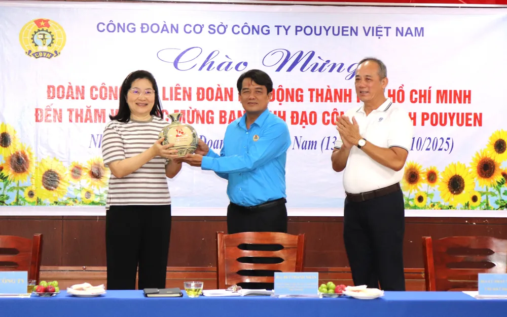 Đồng chí Bùi Thanh Nhân tặng quà chúc mừng đến Ban Giám đốc và công đoàn Công ty TNHH Pouyuen Việt Nam nhân ngày doanh nhân Việt Nam