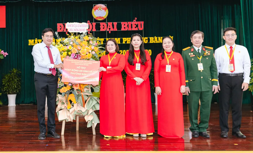 Đồng chí Thạch Nghi Xuân trao hỗ trợ hoạt động an sinh xã hội đến phường Bàn Cờ