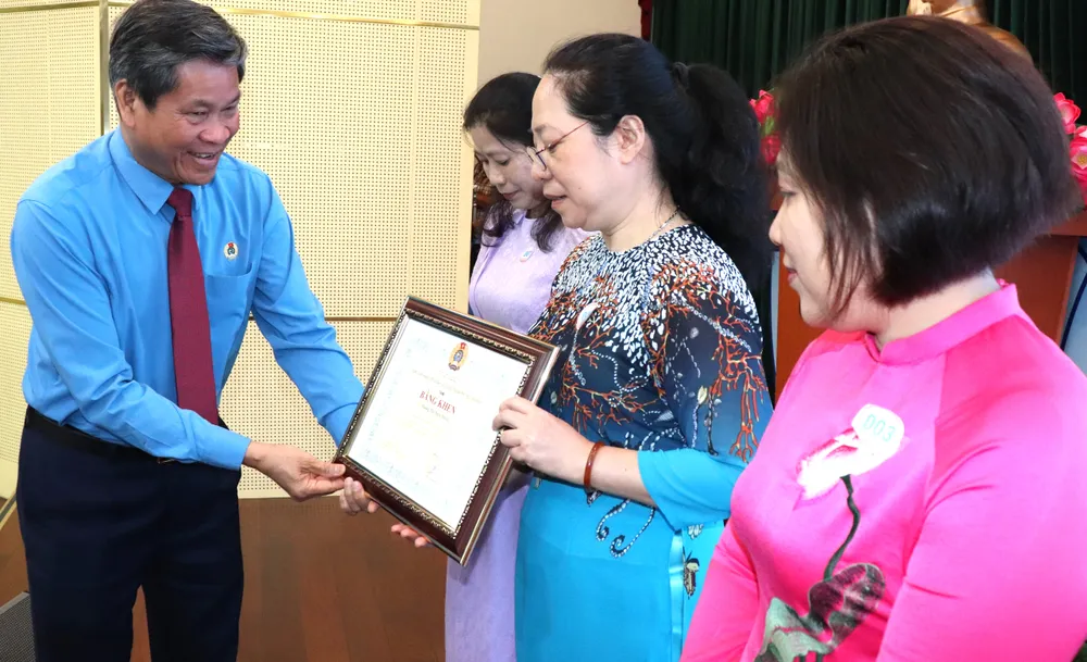 Phó Chủ tịch Tổng LĐLĐ Việt Nam Huỳnh Thanh Xuân tuyên dương gương điển hình phong trào thi đua “Giỏi việc nước, đảm việc nhà” tại TPHCM