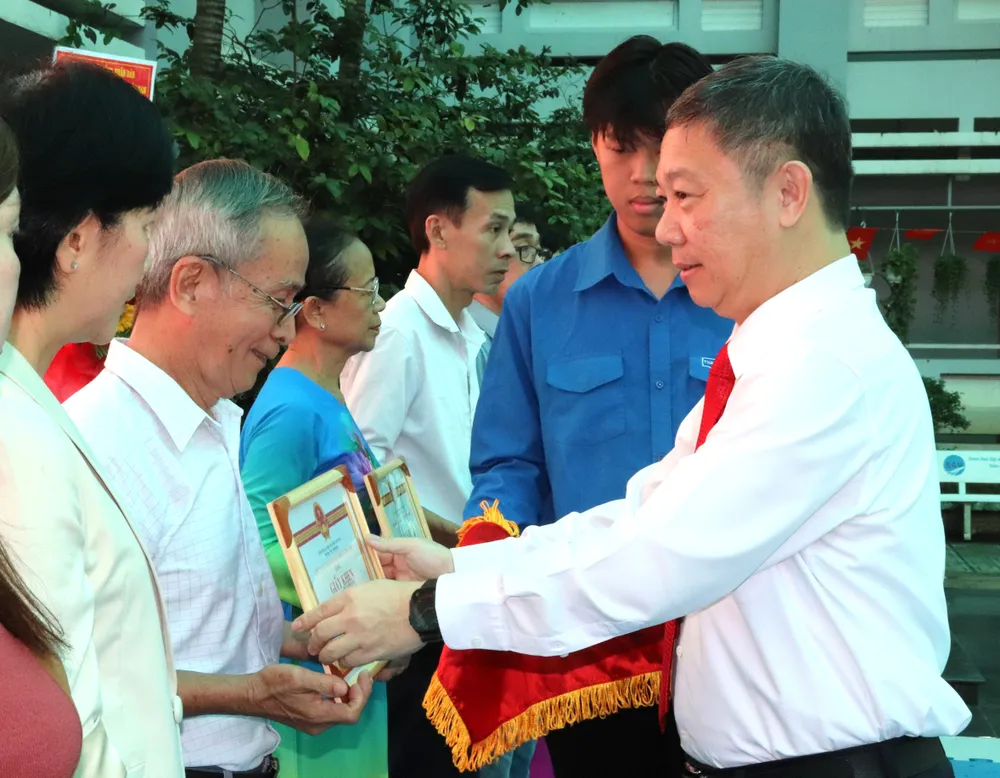 Trưởng ban Tuyên giáo và Dân vận Thành ủy TPHCM Dương Anh Đức biểu dương gia đình tiêu biểu tại ngày hội