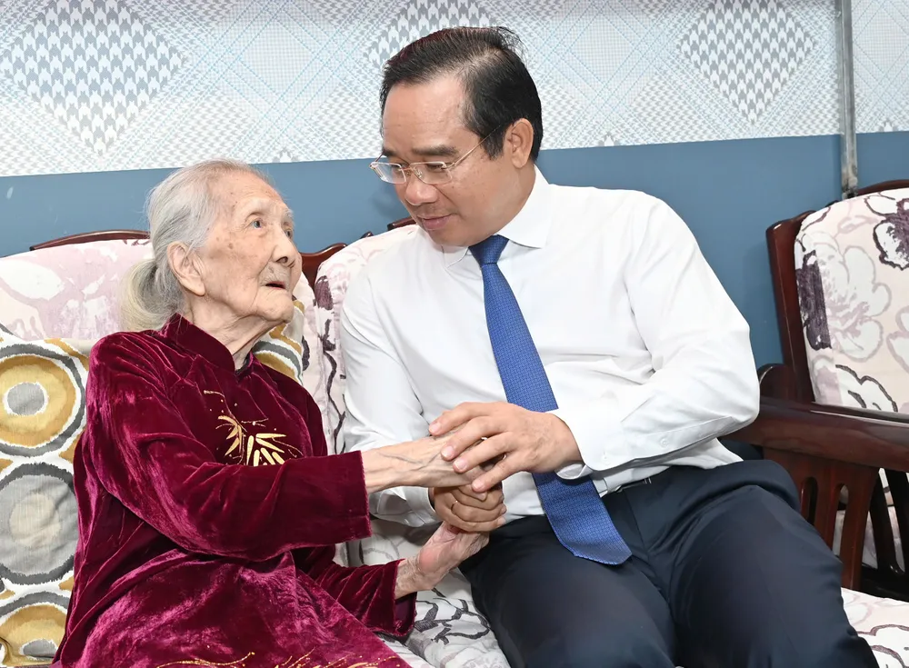 Đồng chí Nguyễn Văn Được thăm hỏi, trò chuyện cùng đồng chí Trần Thị Kim Anh. Ảnh: MẠNH THẮNG