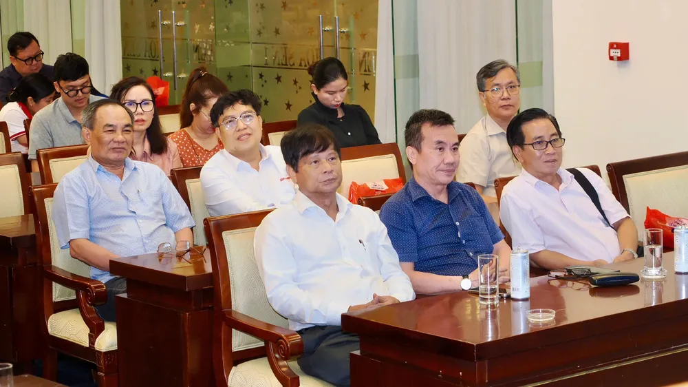 Cán bộ tuyên giáo, dân vận, báo chí, xuất bản TPHCM tham gia hành trình “Hướng về cội nguồn Cách mạng”. Ảnh: HOÀNG HÙNG