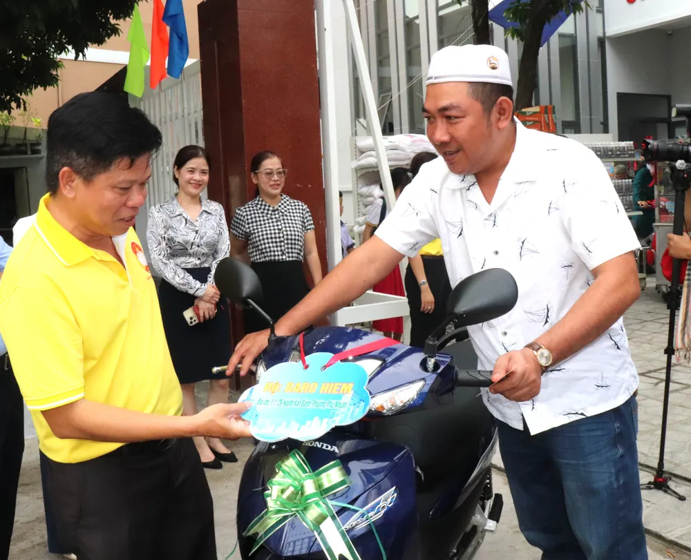 Ông Baro Hiem, ngụ đường Huỳnh Văn Bánh vui mừng nhận được chiếc xe gắn máy trong ngày ra mắt Điểm an sinh xã hội phường Phú Nhuận