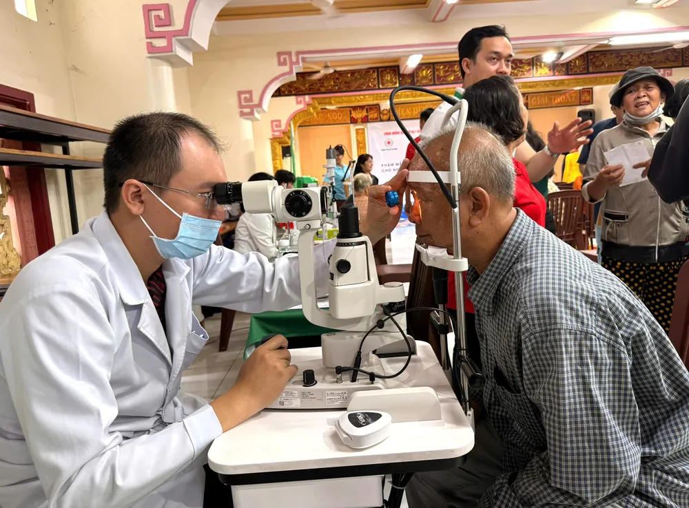 Người cao tuổi được khám mắt miễn phí tại chương trình