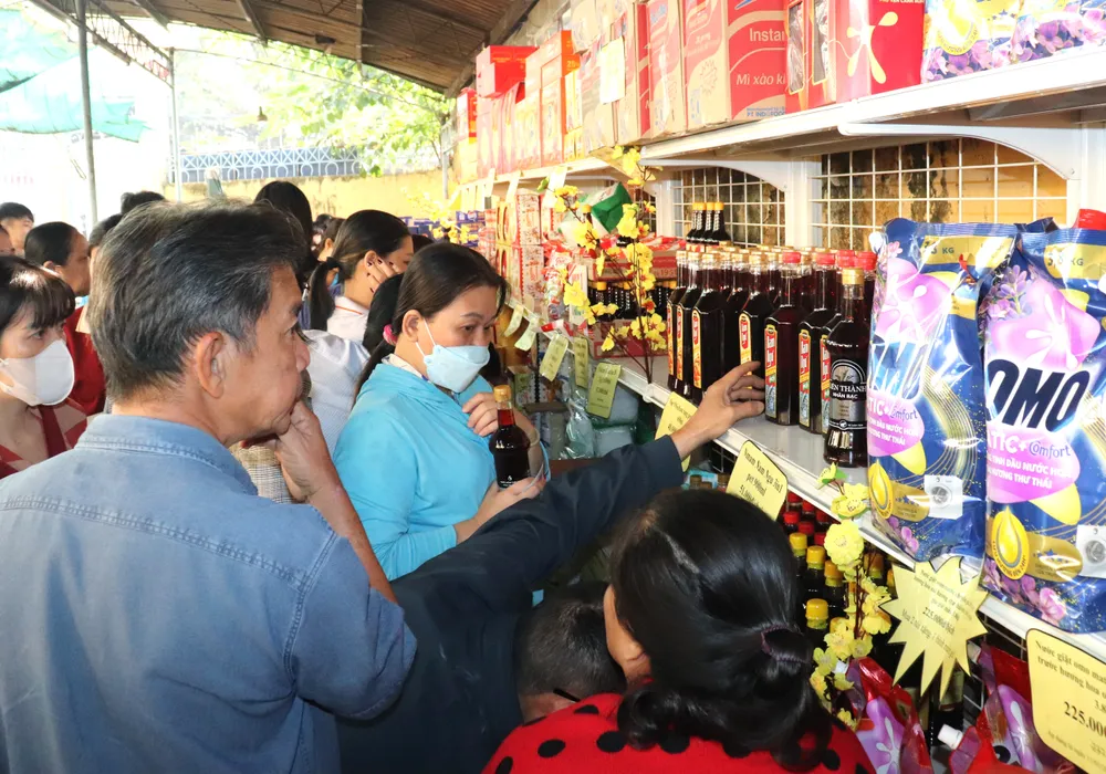 Người lao động mua sắm với giá giảm từ 10%-50% tại điểm phúc lợi đoàn viên