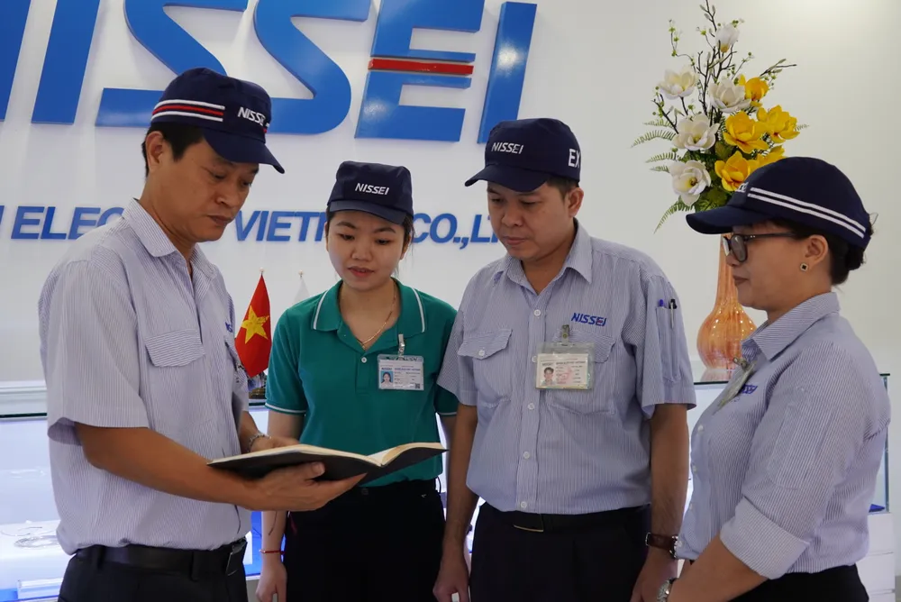 Anh Nguyễn Quang Duy Lâm trao đổi các phác thảo sáng kiến mới với đồng nghiệp.JPG