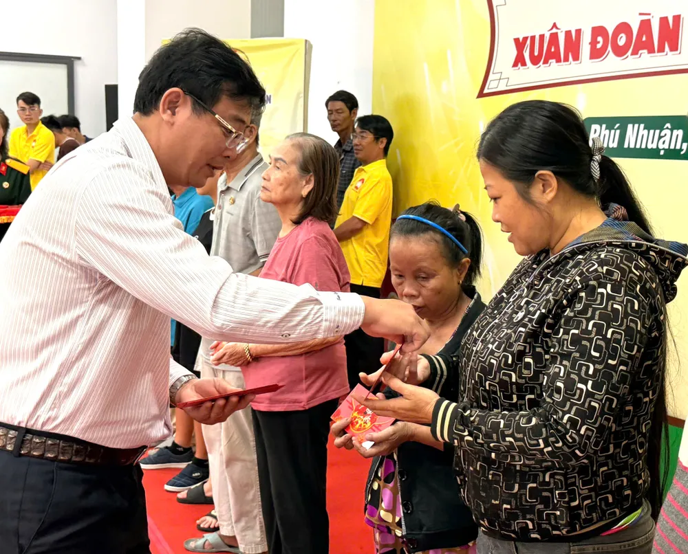 Trao quà tết đến người dân có hoàn cảnh khó khăn tại phường Phú Nhuận