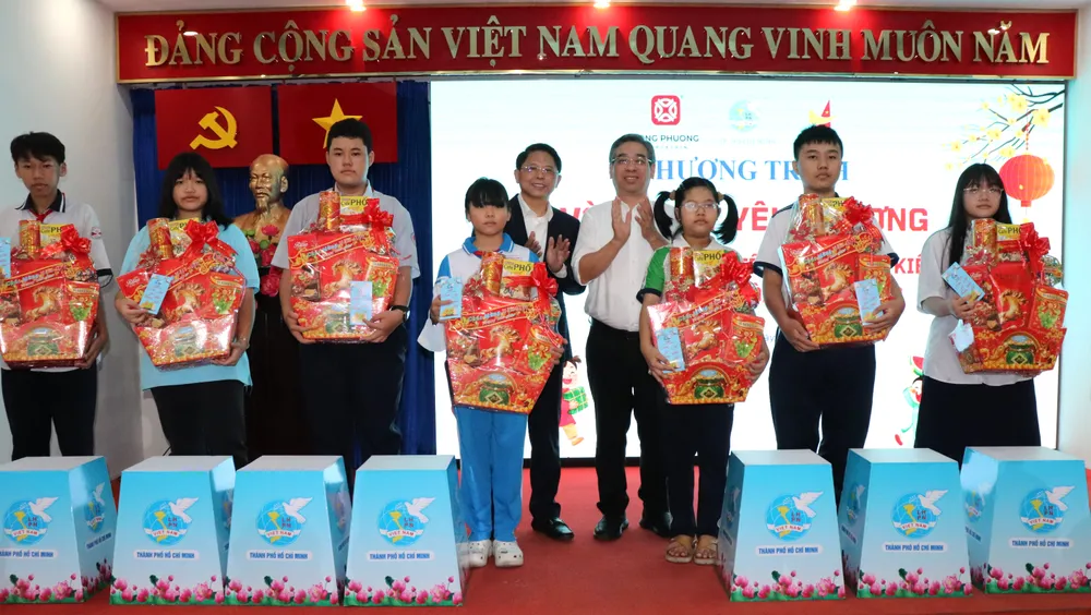 Đồng chí Nguyễn Phước Lộc trao quà và sổ tiết kiệm đến trẻ mồ côi do dịch Covid-19 