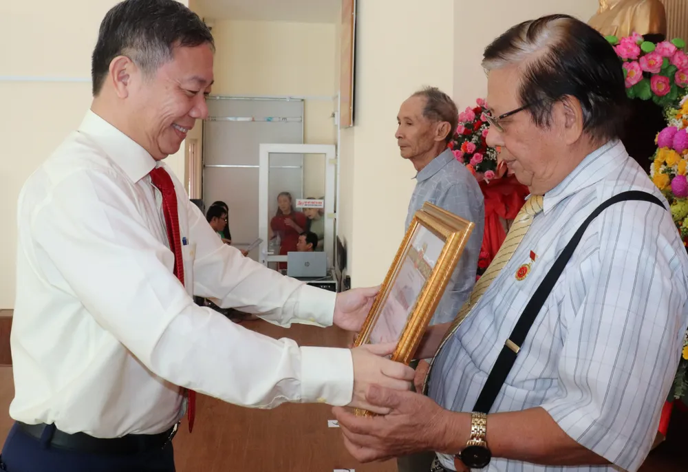 Đồng chí Dương Anh Đức trao Huy hiệu Đảng đến các đảng viên phường Bình Đông