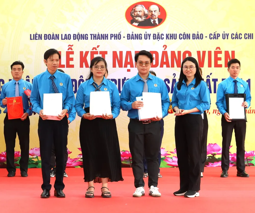 Trao quyết định kết nạp Đảng đối với công nhân, lao động ưu tú trong ngày 3-2. Ảnh: THÁI PHƯƠNG
