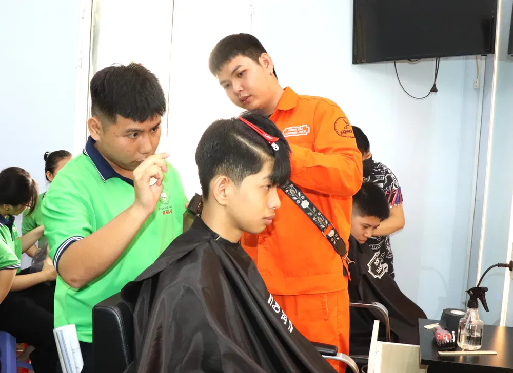 Anh Nguyễn Tuấn Thanh hướng dẫn em Lê Hữu Đạt nghề cắt tóc..JPG