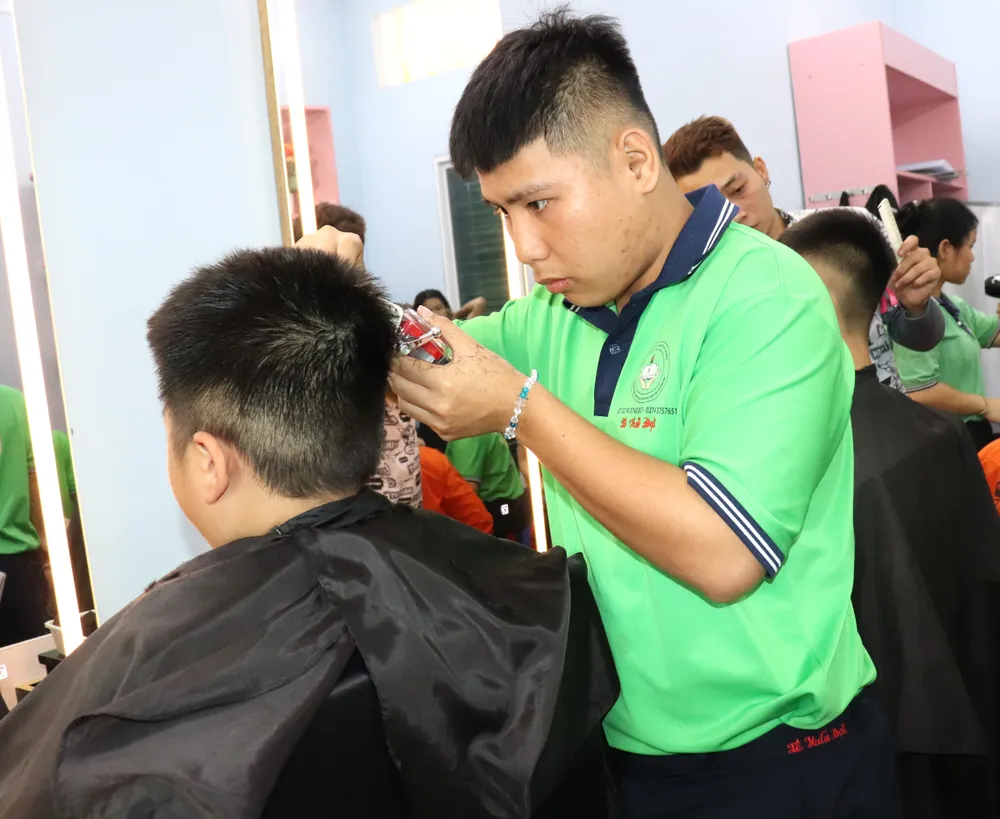 Em Lê Hữu Đạt cắt tóc thành thạo sau gần 1 năm theo học cùng anh Nguyễn Tuấn Thanh.JPG