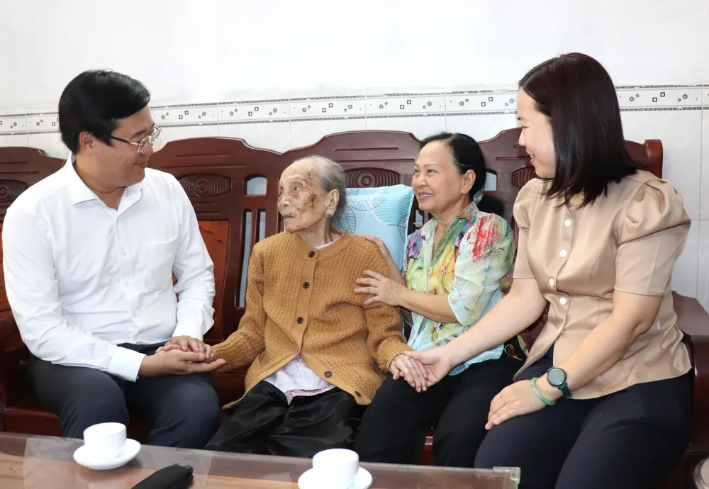 Phó Bí thư Thường trực Thành ủy TPHCM Lê Quốc Phong thăm hỏi, chúc tết Mẹ Việt Nam Anh hùng Nguyễn Thị Lai. Ảnh: THÁI PHƯƠNG
