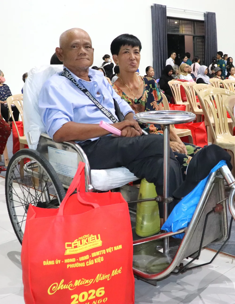 Niềm vui của ông Trần Hữu Phát (khuyết tật, bán vé số) khi nhận phần quà chăm lo tết từ Đêm hội Mừng Đảng quang vinh, Mừng xuân Bính Ngọ, Tết đến với mọi nhà, mọi người của phường Cầu Kiệu..JPG