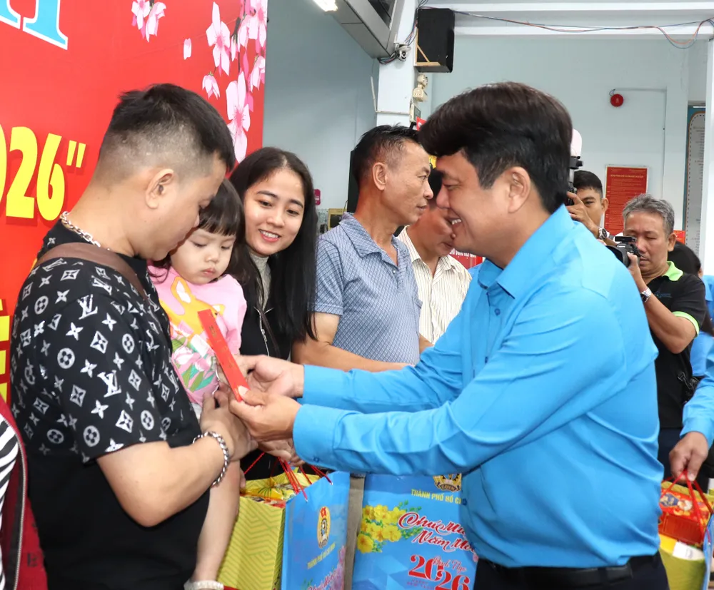 Chủ tịch LĐLĐ TPHCM Bùi Thanh Nhân trao tặng quà và lì xì đến gia đình công nhân tại lễ tiễn về quê đón tết trên "Chuyến tàu Công đoàn - Xuân 2026". Ảnh: THÁI PHƯƠNG