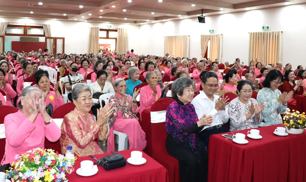 Các nữ cựu tù chính trị - tù binh TPHCM trong ngày họp mặt mừng xuân. Ảnh: THÁI PHƯƠNG