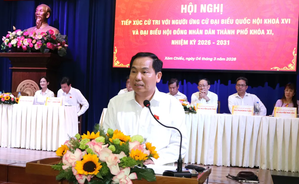 Ông Lê Quang Mạnh, Ủy viên Trung ương Đảng, Tổng Thư ký Quốc hội - Chủ nhiệm Văn phòng Quốc hội tại buổi tiếp xúc cử tri phường Xóm Chiếu. Ảnh: THÁI PHƯƠNG