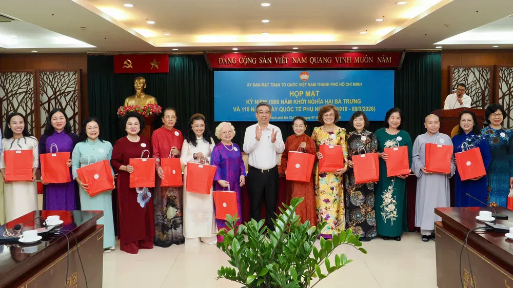 Đồng chí Nguyễn Phước Lộc tặng quà chúc mừng Ngày Quốc tế Phụ nữ 8-3 đến các đại biểu nữ. Ảnh: HOÀNG HÙNG