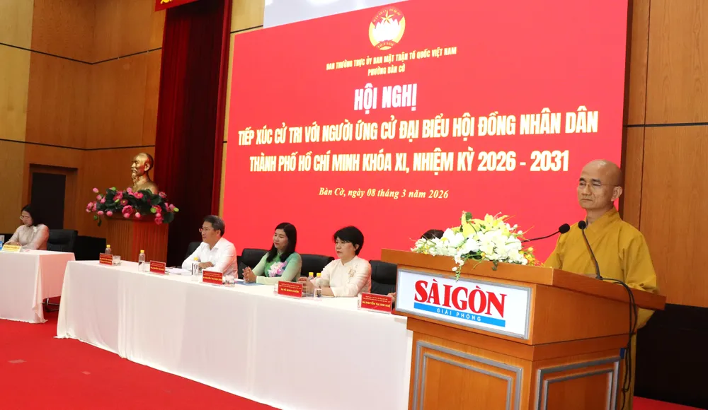 Những người ứng cử ĐB HĐND TPHCM tiếp xúc cử tri phường Bàn Cờ sáng 8-3. Ảnh: THÁI PHƯƠNG