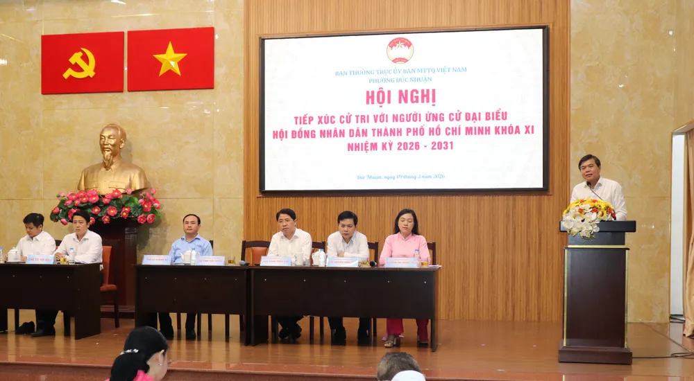 Người ứng cử ĐB HĐND TPHCM - đơn vị bầu cử số 16 tiếp xúc cử tri phường Đức Nhuận, chiều 9-3. Ảnh: THÁI PHƯƠNG