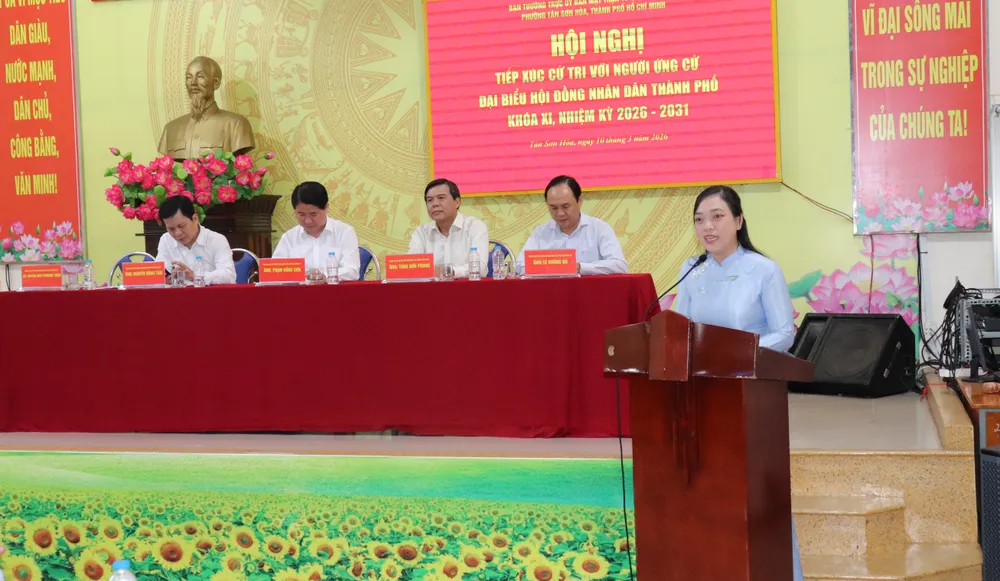 Ứng cử viên ĐB HĐND TPHCM tiếp xúc cử tri phường Tân Sơn Hòa chiều 10-3. Ảnh: THÁI PHƯƠNG