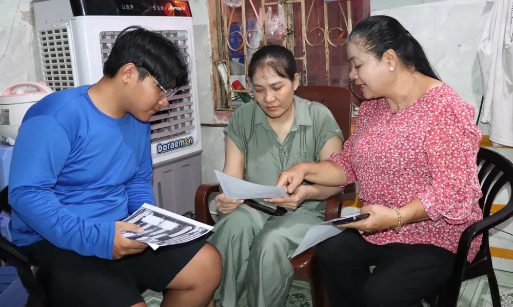 Bà Đào Thị Lan Phương, Trưởng Khu phố 11, phường Bình Thạnh (TPHCM) đến nhà trọ tuyên truyền về bầu cử để công nhân tạm trú. Ảnh THÁI PHƯƠNG.JPG