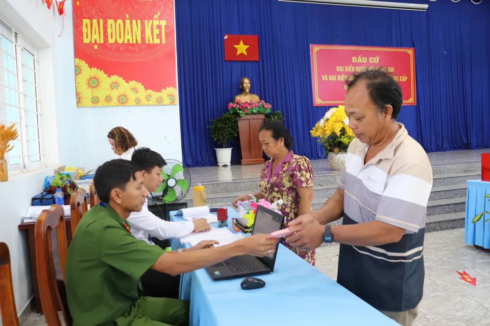 Cử tri Trần Thanh Tân, ngư dân xã đảo Thạnh An, tranh thủ trở về sau chuyến đi biển để tham gia bầu cử tại khu vực bỏ phiếu số 1 (Trung tâm Phục vụ hành chính công xã Thạnh An)