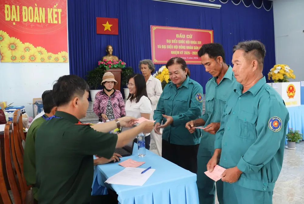 Ông Nguyễn Văn Hướng - hộ nhận khoán bảo vệ rừng phân khu Thạnh An, cùng hai đồng nghiệp đã có mặt sau chặng đường hơn một giờ di chuyển từ đơn vị về tham gia bỏ phiếu. Ảnh: CẨM TUYẾT