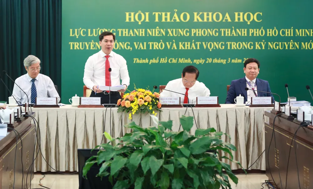 Các đồng chí chủ trì hội thảo sáng 20-3. Ảnh: NGUYỄN HOÀNG