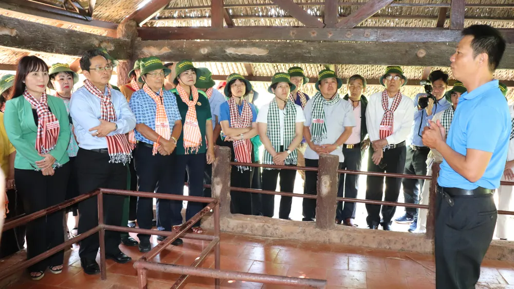 Các đại biểu tham quan Khu di tích lịch sử Địa đạo Long Phước. Ảnh: THÁI PHƯƠNG