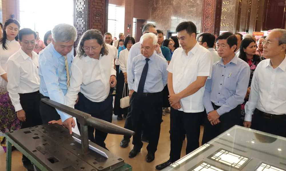 Đại biểu tham quan trưng bày chuyên đề “Tiếp bước người thợ Tôn Đức Thắng”. Ảnh: THÁI PHƯƠNG