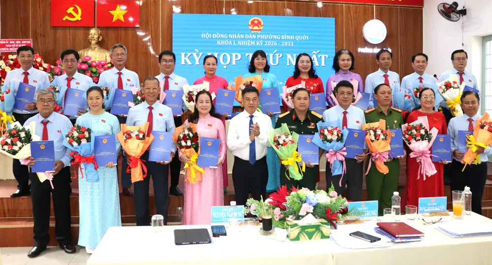 Phó Chủ tịch HĐND TPHCM Nguyễn Văn Dũng trao giấy chứng nhận đến các đại biểu HĐND phường Bình Quới. Ảnh: THÁI PHƯƠNG