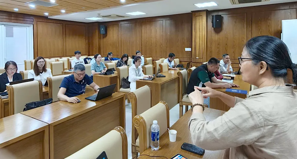 Các nhà báo tham gia lớp học “Sáng tạo nội dung đa nền tảng trong bối cảnh báo chí chuyển đổi số”, sáng 15-4. Ảnh: QUANG HUY