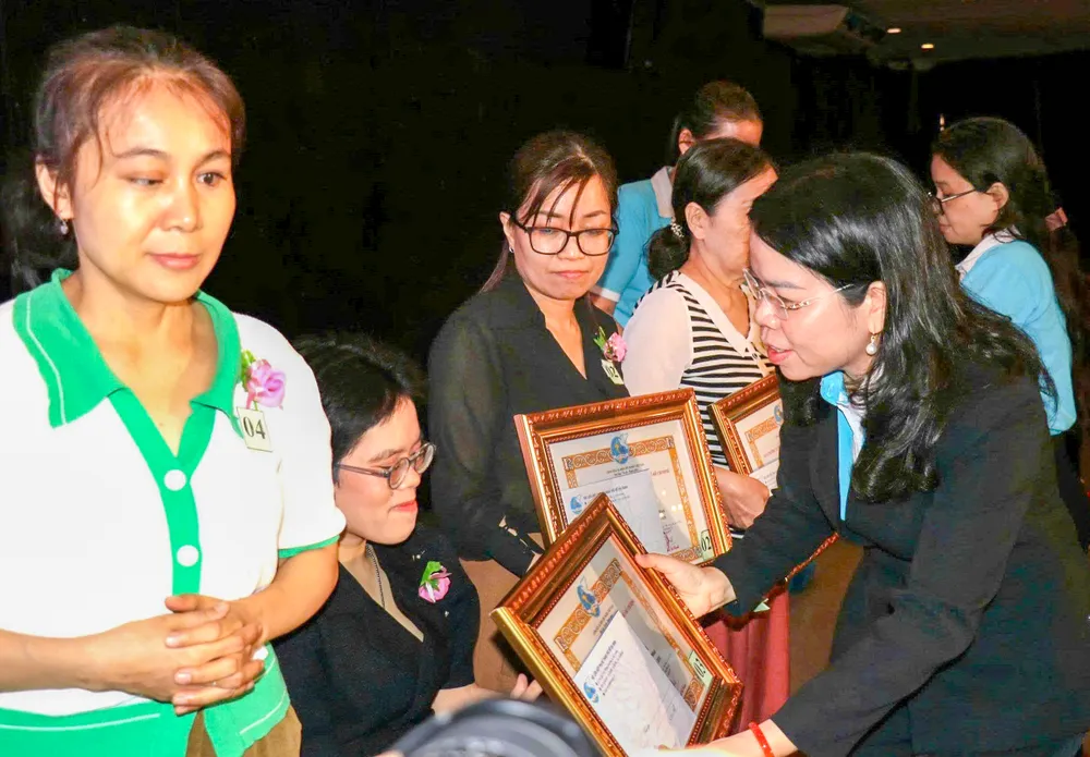 Trao bằng khen tuyên dương gương phụ nữ khuyết tật tiêu biểu
