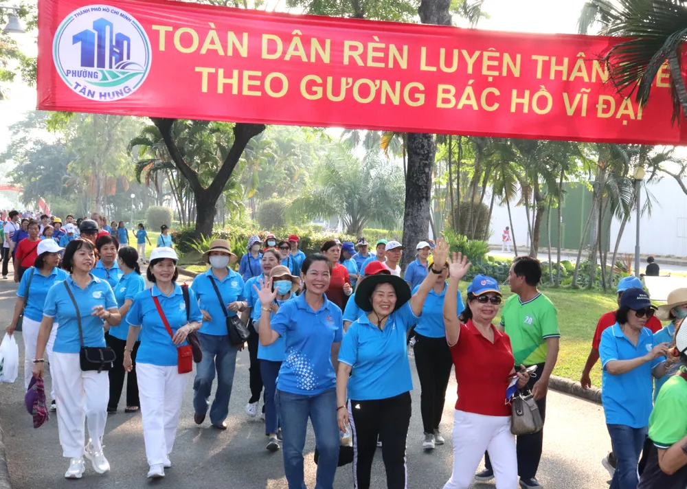 Người dân và cán bộ công chức phường Tân Hưng tham gia Ngày chạy Olympic vì sức khỏe toàn dân năm 2026. Ảnh: THÁI PHƯƠNG