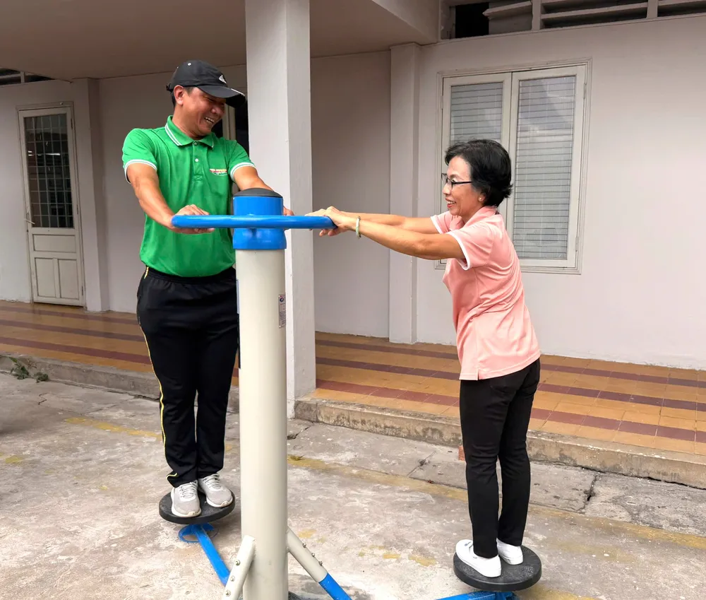 Người dân đến tập luyện thể thao tại 164 Nguyễn Đình Chính (phường Phú Nhuận)