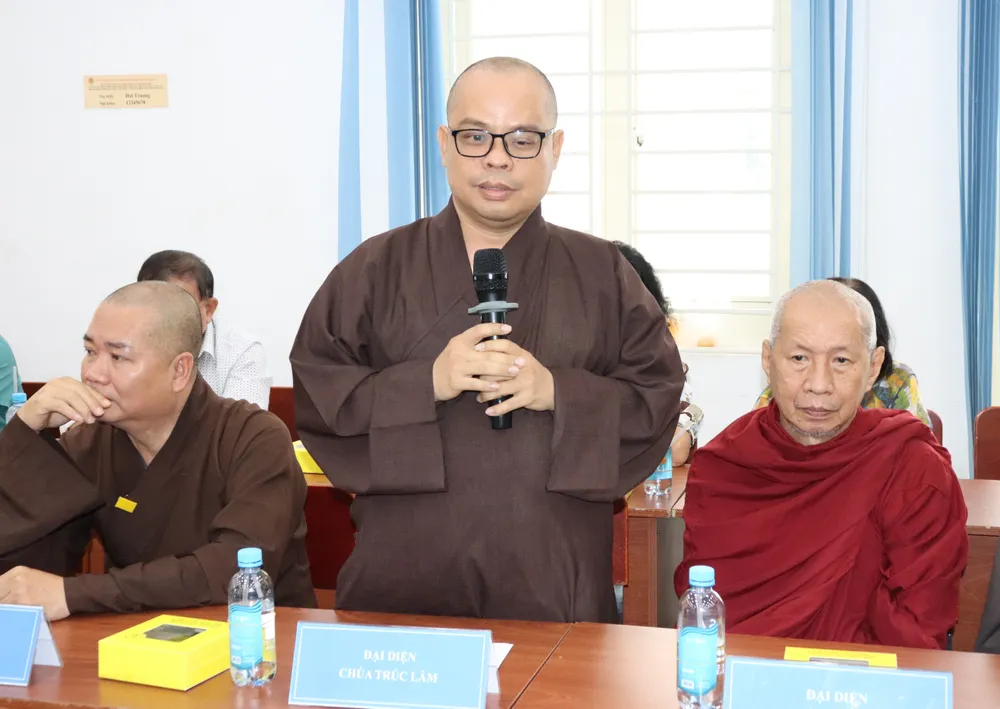 Vị đại diện một cơ sở Phật giáo tại phường Bàn Cờ trao đổi tại buổi họp mặt