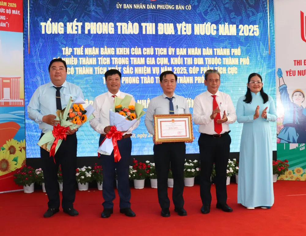 Tập thể UBND phường Bàn Cờ nhận Bằng khen của UBND TPHCM