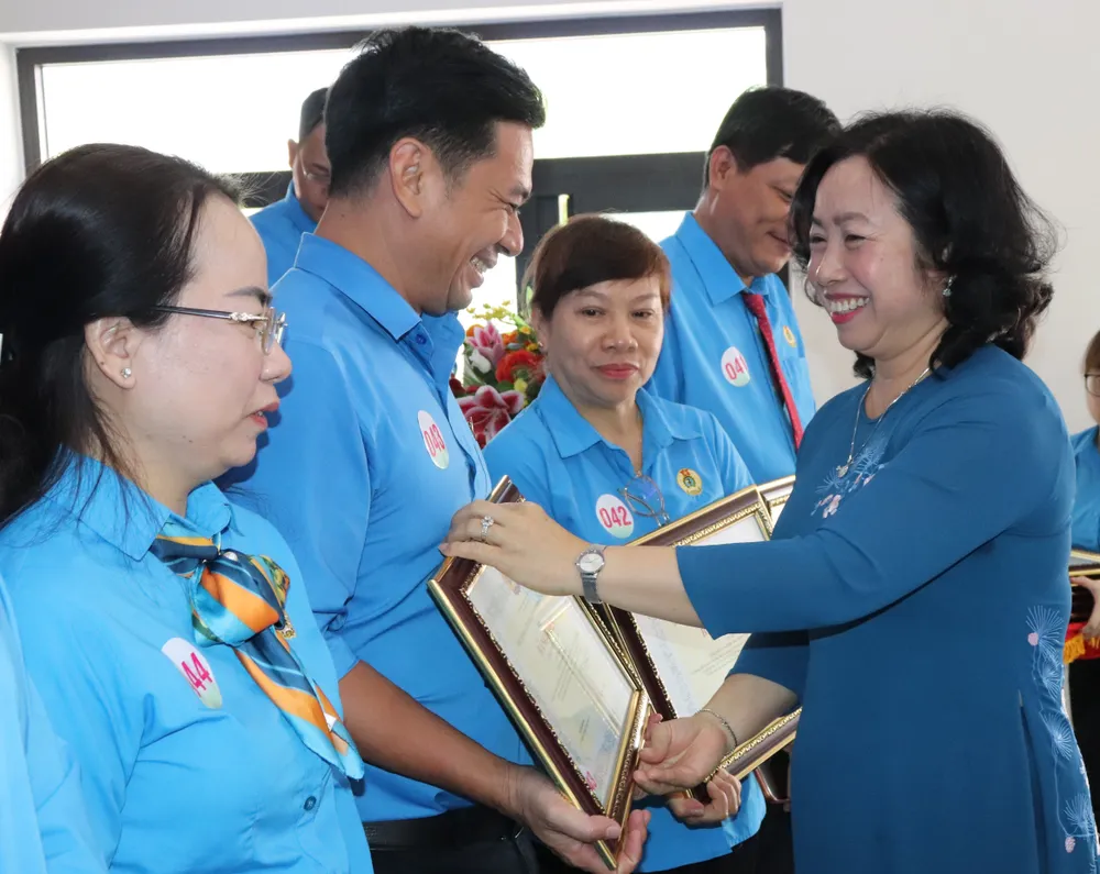 Phó Chủ tịch Thường trực Tổng LĐLĐ Việt Nam Thái Thu Xương trao bằng khen đến tập thể, cá nhân