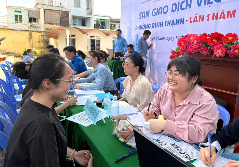 Người lao động và doanh nghiệp gặp nhau tại sàn giao dịch việc làm được tổ chức ngay tại sân UBND phường Bình Thạnh (số 6 Phan Đăng Lưu)